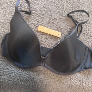 SKIMS Onyx Weightless Scoop Bra